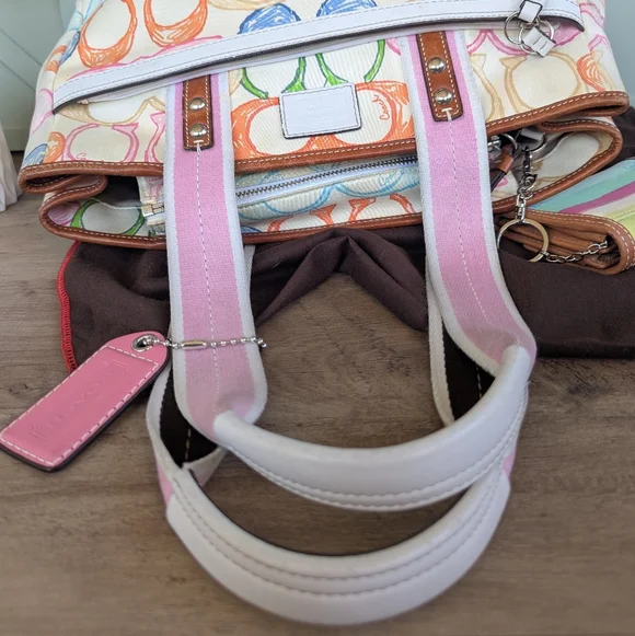 Coach Hamptons Signature Scribble Tote + Wallet - Picture 12 of 17